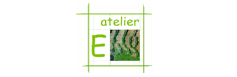 Atelier E : Logo vert original dessiné, nature et design. Logo d'Atelier E, dessiné en vert sur une grille. La lettre E est à côté d'une image représentant un paysage de collines cultivées en terrasses.